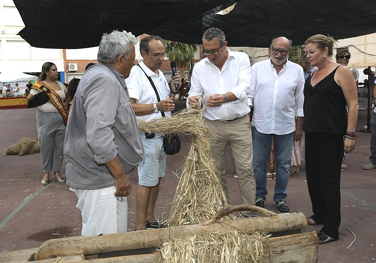Toni Pérez en su visita a la feria artesanal del cáñamo en Callosa de Segura.