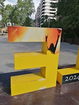 Las letras de 'Villena' que se usan para promocionar fiestas y eventos con vinilos amanecen con su decoración vandalizada.