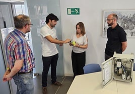 La alcaldesa de Xixona sostiene en la imagen uno de los nuevos sistemas de telelectura.