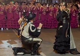 Uno de los momentos de la petición de mano.