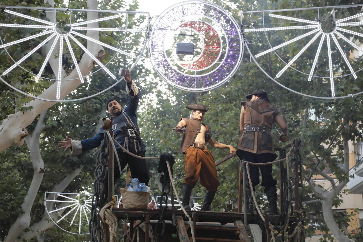 Así ha sido el Desfile de Gala y el Castillo de Fuegos de Dénia