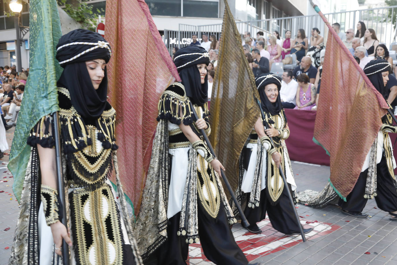 Así ha sido el Desfile de Gala y el Castillo de Fuegos de Dénia