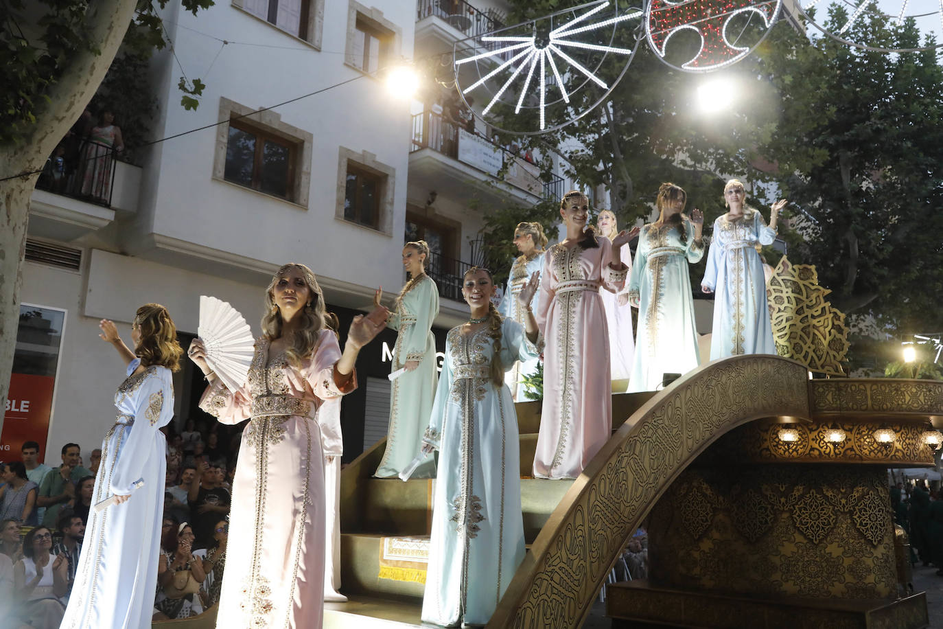 Así ha sido el Desfile de Gala y el Castillo de Fuegos de Dénia