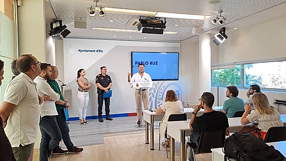 El alcalde de Elche, Pablo Ruz, junto a la edil de Festejos, Inma Mora, y el comisario jefe de la Policía Local, César Zaragoza, en la rueda de prensa tras las fiestas.