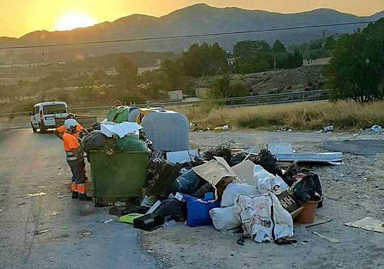 Escombros vertidos ilegalmente en la partida de El Chorrillo.