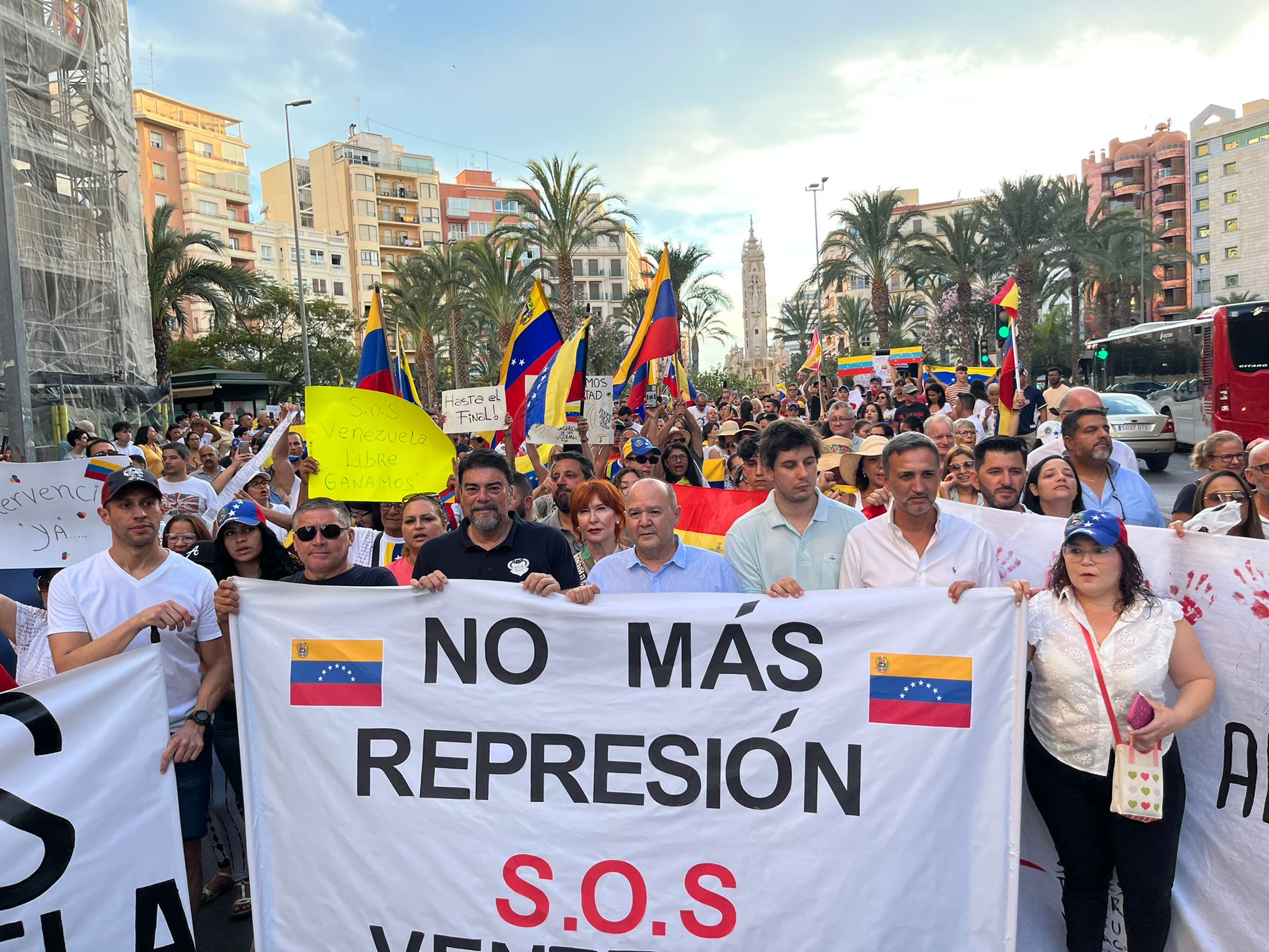 Barcala junto a los manifestantes este domingo.