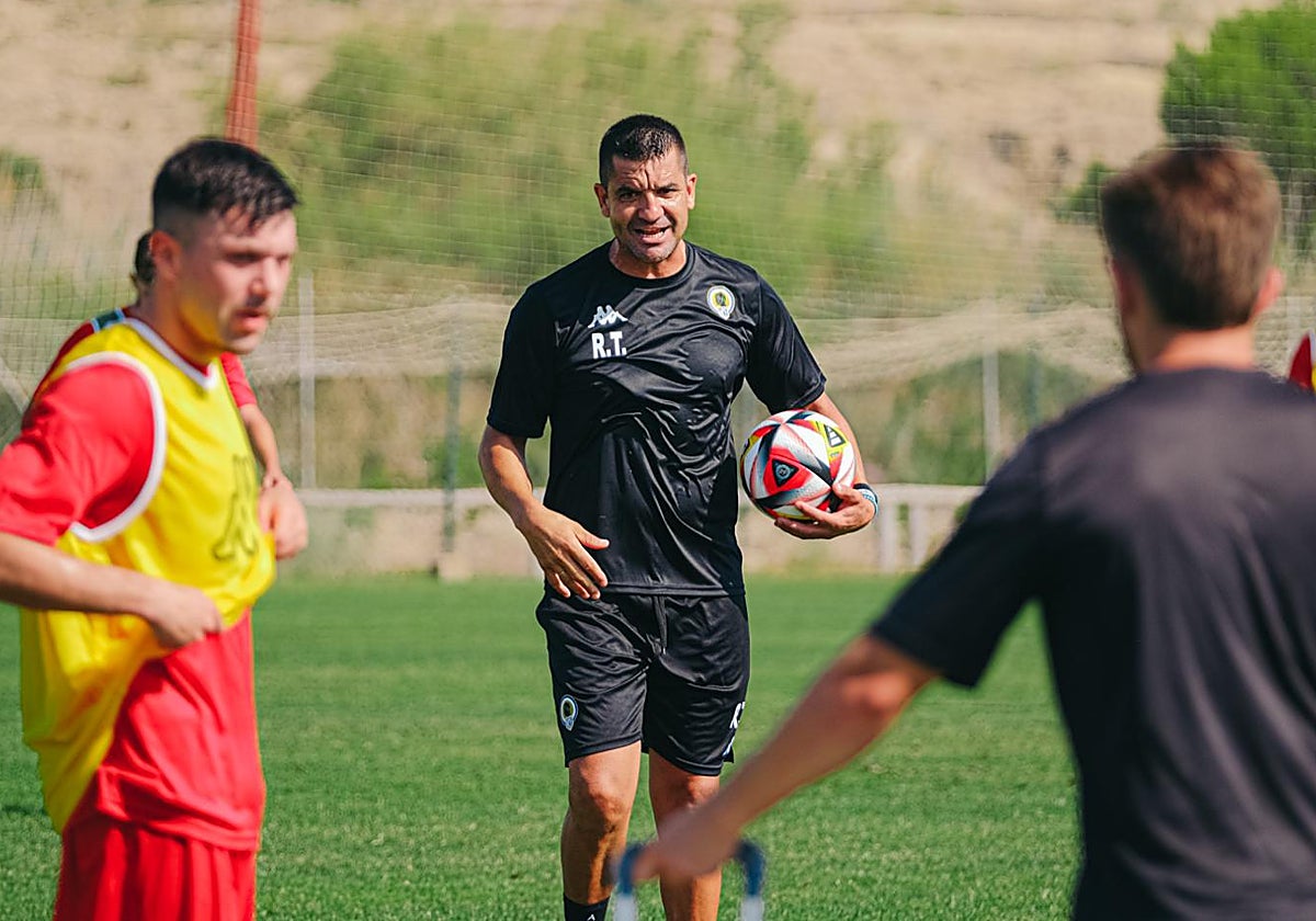 Rubén Torrecilla da instrucciones en Fontcalent este verano.