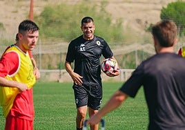 Rubén Torrecilla da instrucciones en Fontcalent este verano.