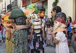 Los 'nanos i gegants' de Xixona durante una de sus actuaciones.