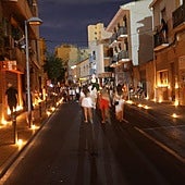 20.000 velas iluminan las calles de Sant Joan