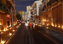 Las calles de Sant Joan iluminadas por las velas.