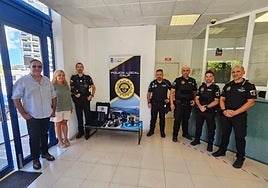 Los cuatro miembros de la Unidad de Medios Aéreos de la Policía Local de Calp, con las autoridades.