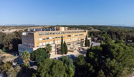 Imagen del complejo donde se alojan los migrantes.