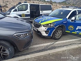 Coche de la persecución con patrullas de la policía.