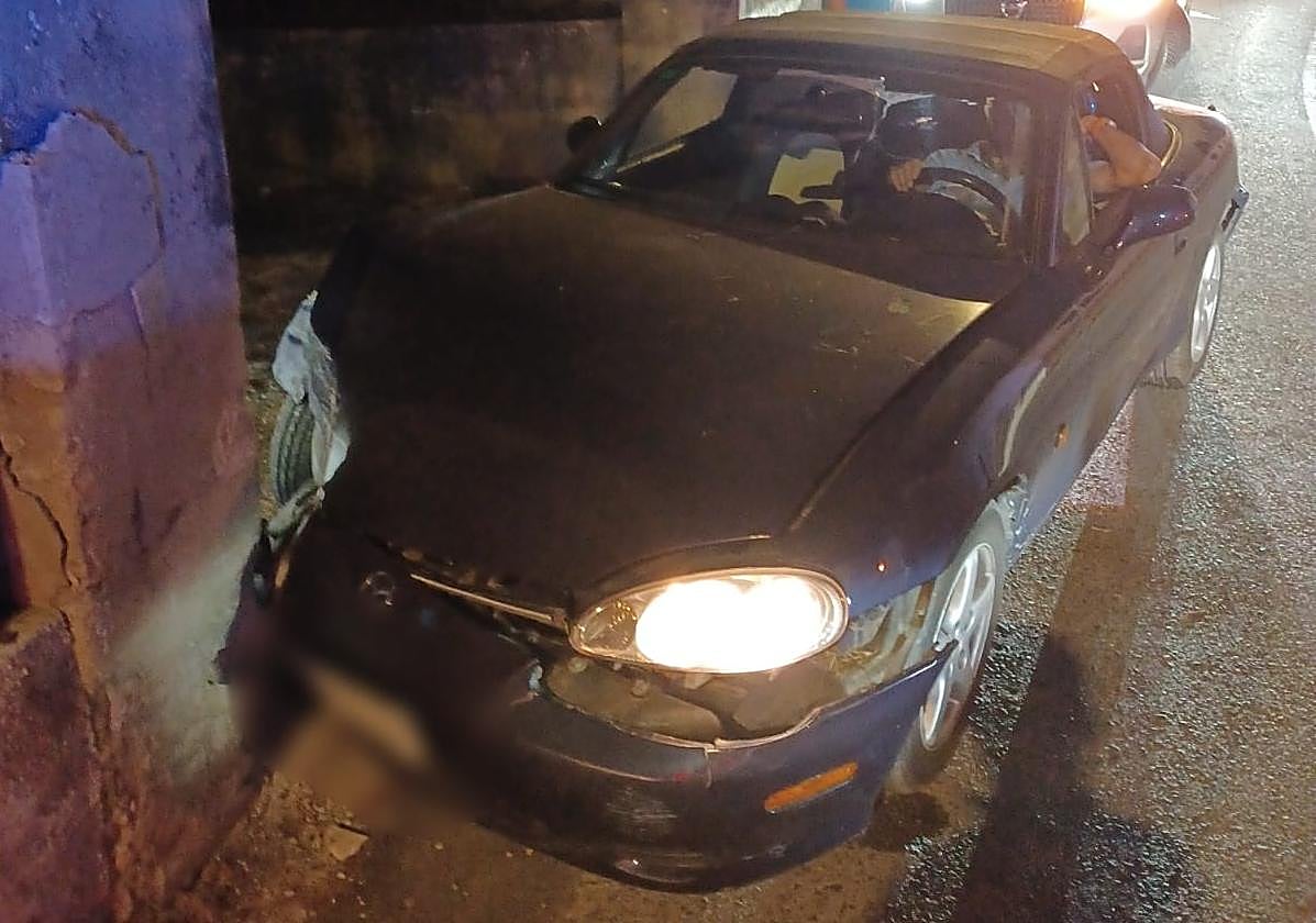 Colisión del vehículo en la carretera de les Rotes de Dénia