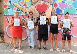 Allegados de Antonio posan con carteles donde se anuncia su desaparición.