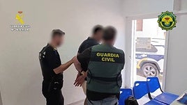 Detención del hombre.