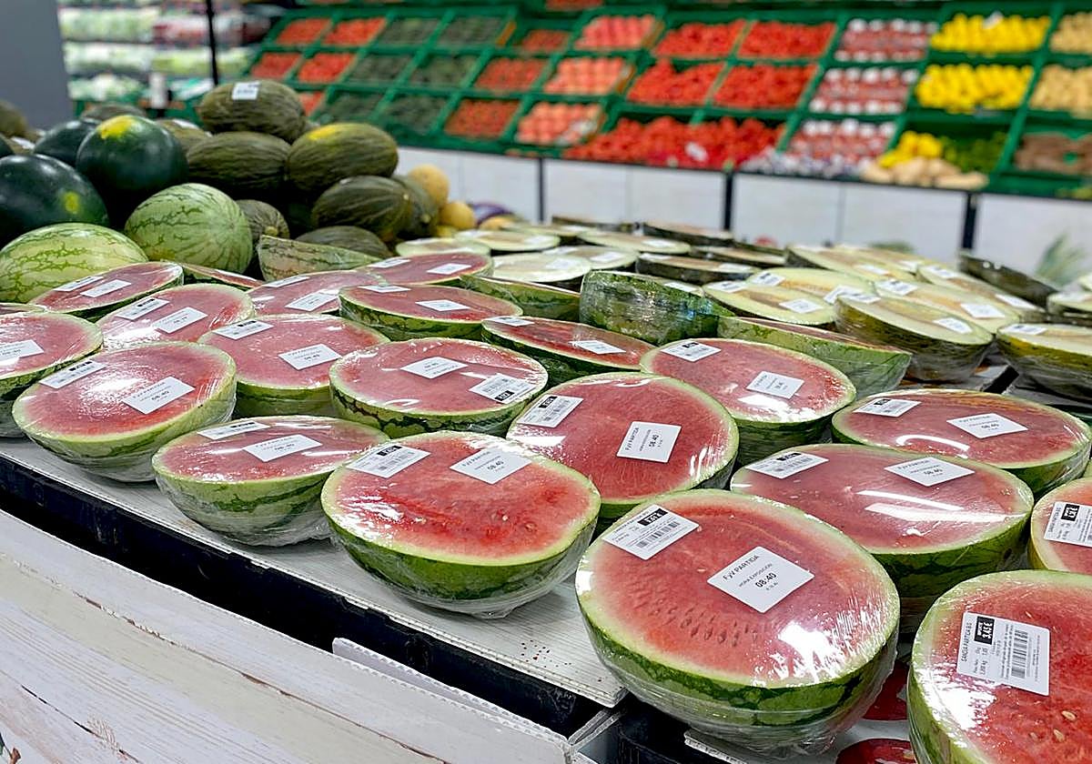 Sandía partida en la sección de fruta y verdura de Mercadona