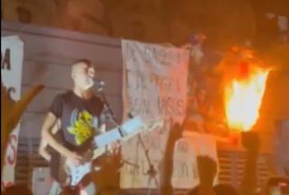 Imagen principal - Carlos Mazón, en la diana del independentismo catalán en las fiestas de Gràcia