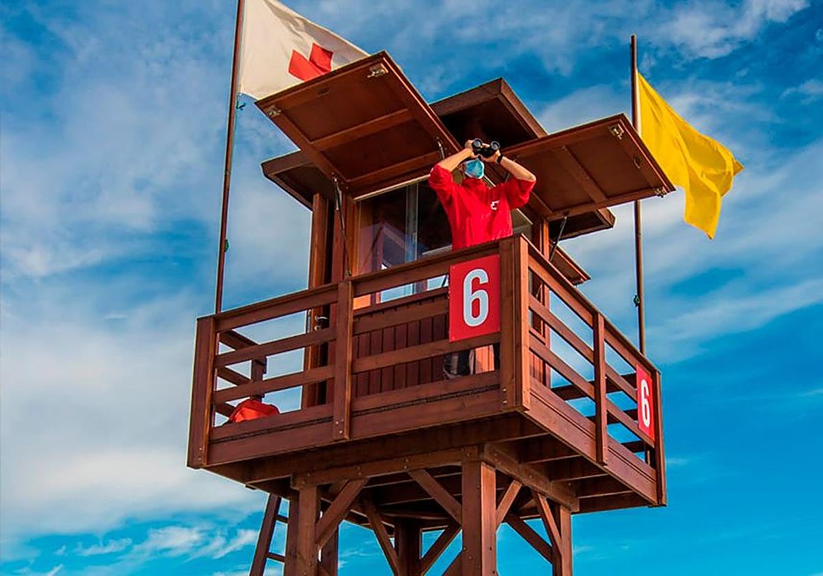 Miembro de Cruz Roja llevando a cabo labores de vigilancia en la playa.