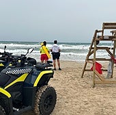 Rescatan a nueve personas en las playas de El Campello tras adentrarse en el mar con bandera amarilla y roja