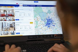 Búsqueda por internet de anuncios de vivienda.