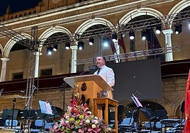 El alcalde de Elche, Pablo Ruz, realizando el pregón en Guadix.