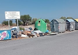 Basura no autorizada alrededor de los contenedores.