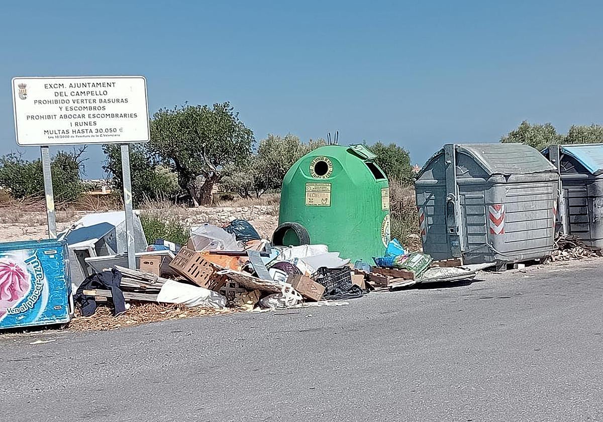 Basura no autorizada alrededor de los contenedores.