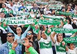 Aficionados del Elche en el Martínez Valero.