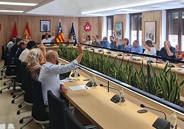 Una votación en el Pleno de Elda.