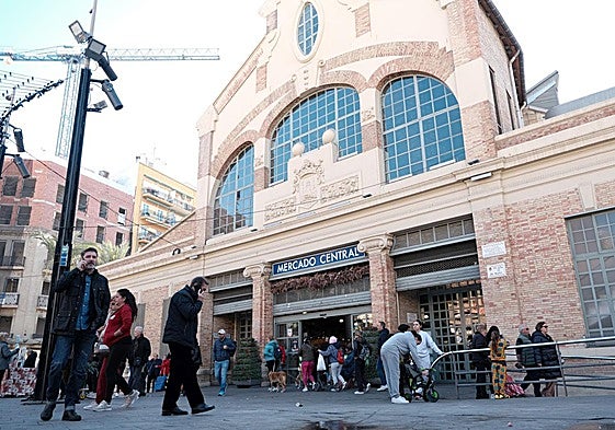 Entrada al Mercado Central por la plaza de las Flores.