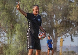 Alejandro Sandroni da instrucciones en un entrenamiento del Intercity.