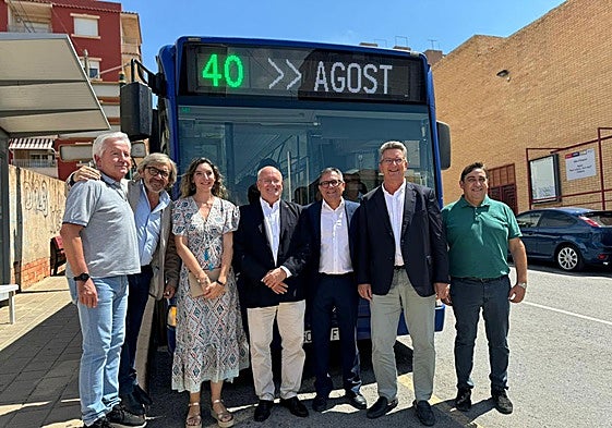 El conseller de Transportes, Vicente Martínez (segundo por la derecha), con el alcalde de Agost, Juanjo Castelló (tercero por la derecha) y representantes de la comarca.