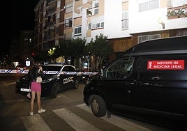 Una patrulla de la Policía Nacional y un coche del Instituto de Medicina Legal, en el lugar del asesinato.