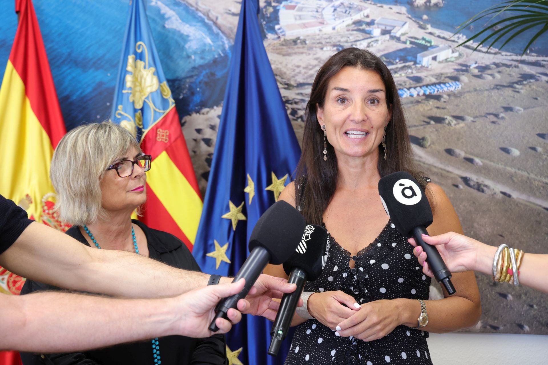 La consellera de Hacienda, Ruth Merino, anuncia la mejora de la señal de televisión en Santa Pola con un nuevo centro emisor y la renovación de equipos TDT.