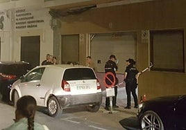 Agentes de Policía en las inmediaciones del lugar de los hechos.