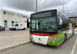 Autobús que conecta el casco urbano de Elche con la estación de tren.