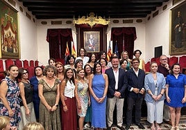 Los nuevos funcionarios junto al alcalde Pablo Ruz en el Salón de Plenos del Ayuntamiento de Elche