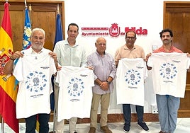 El alcalde, Rubén Alfaro, y el pregonero, Juan Pascual Azorín, con sus camisetas para 'correr la traca'.