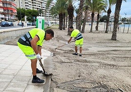 Operarios llevando a cabo trabajos de reparación en El Campello.