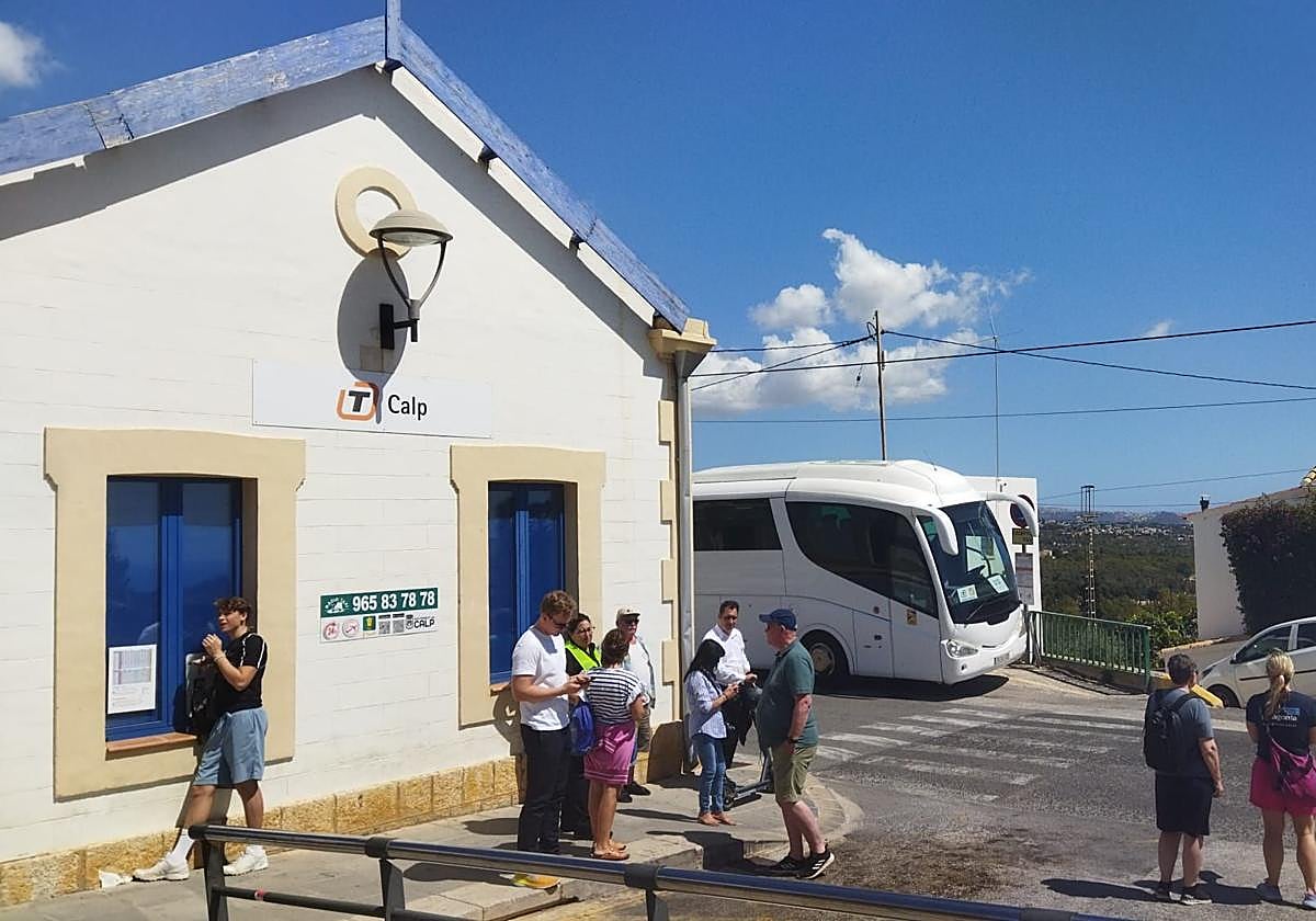 Usuarios en la estación del Tram en Calp esperando el autobús.