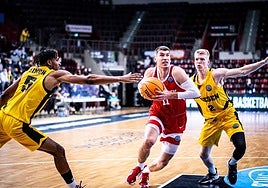 Entrada a canasta de Lypovyy, último fichaje del HLA Alicante.