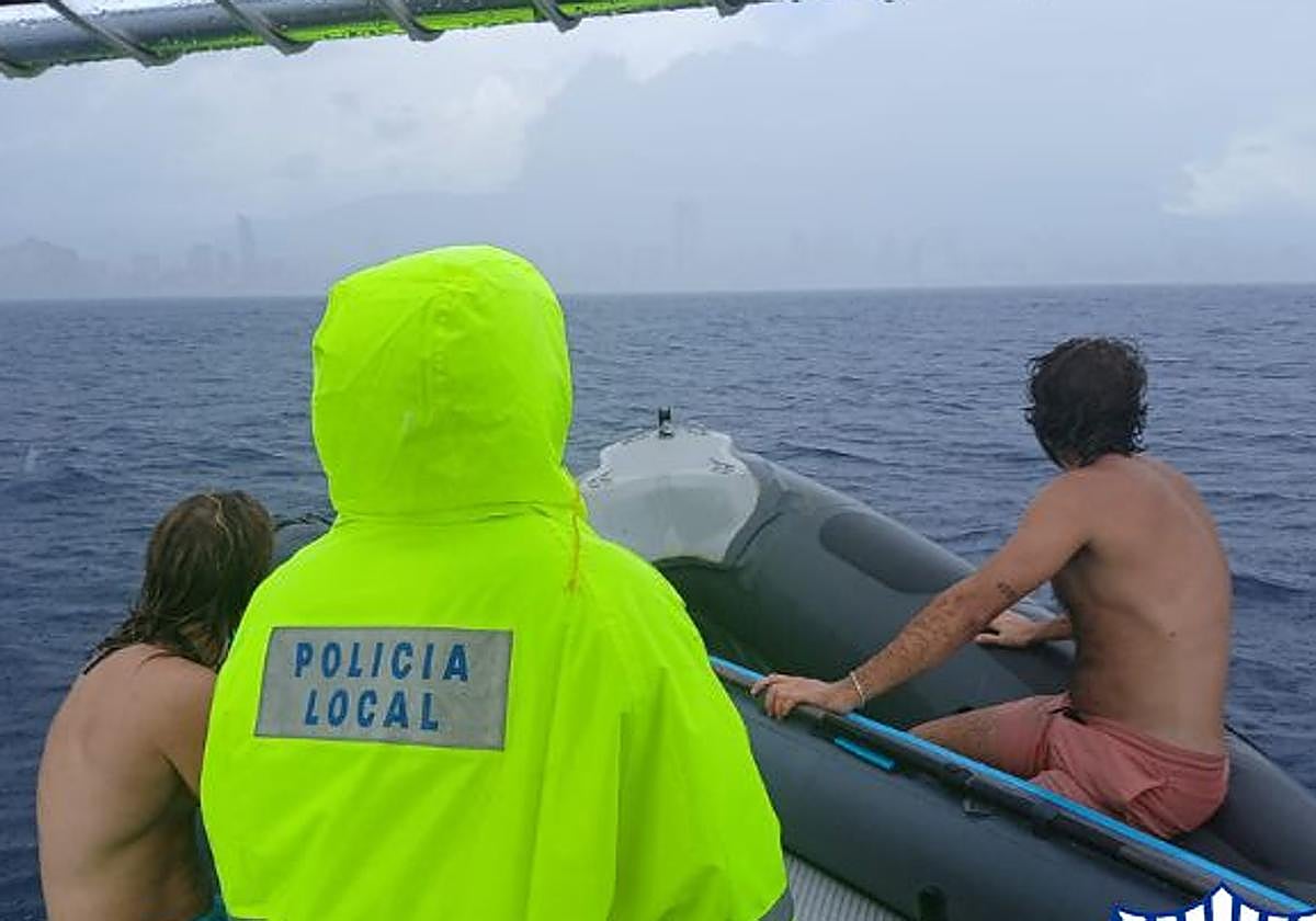Rescate de dos hombres en el mar de Benidorm.