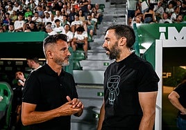 Saludo entre Iván Ania y Eder Sarabia antes del Elche-Córdoba.