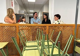 El alcalde de Elche, Pablo Ruz, y la concejal de Educación, María Bonmatí, en la visita al CEIP Virgen de la Asunción.