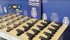 Imagen de las pistolas requisadas.