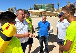 Los socorristas y el hamaquero que rescataron a cuatro personas el pasado miércoles.