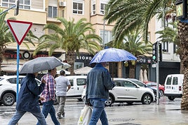 Lluvia en la avenida de la estación.