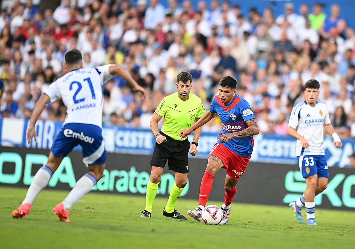 Imagen principal - Imágenes del encuentro del Elche en La Romareda este domingo.